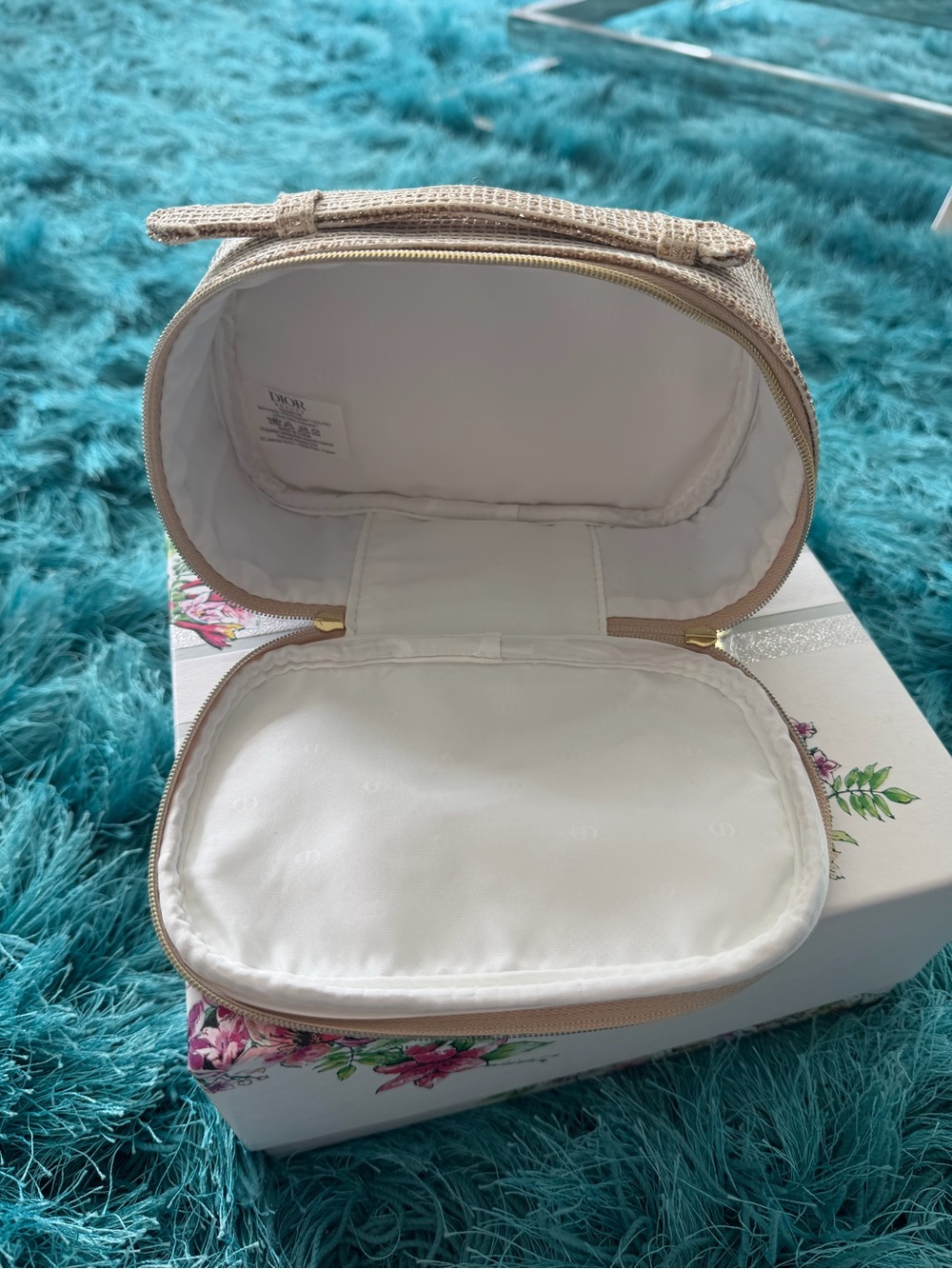 New Dior Natural Gold Raffia Cosmetic Case with Gold Logo. Box included. - Picture 3 of 4